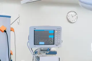 Ilustrasi: Layar monitor tanda vital medis di dalam ruangan rumah sakit yang bersih.
