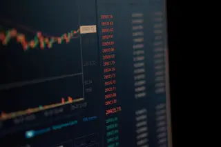 Ilustrasi: Layar komputer menampilkan grafik dan angka-angka data perdagangan pasar keuangan.
