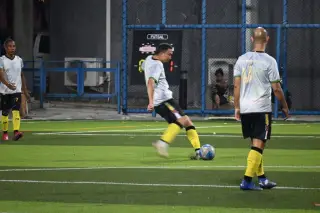 Ilustrasi: Sejumlah pemain sedang bermain futsal di lapangan rumput sintetis.