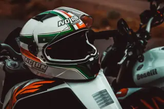 Ilustrasi: Sebuah helm balap diletakkan di atas tangki sepeda motor sport.