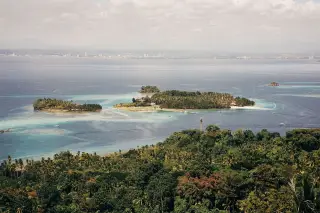 Ilustrasi: Pemandangan dari atas pulau-pulau kecil tropis yang dikelilingi laut biru.