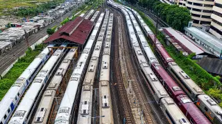 Ilustrasi: Pemandangan dari atas deretan kereta api konvensional di depo rel Jakarta.