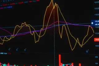 Ilustrasi: Tampilan grafik garis dan angka fluktuasi pasar saham pada layar monitor digital.