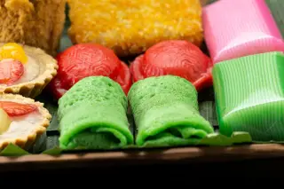 Ilustrasi: Aneka kue basah tradisional Indonesia tersusun rapi di atas daun pisang.