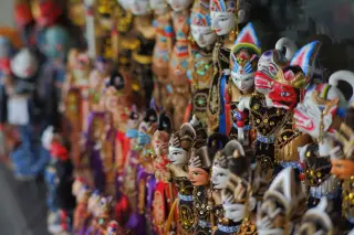 Ilustrasi: Deretan boneka wayang golek tradisional Jawa dengan pakaian dan hiasan kepala berwarna-warni.