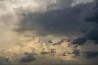 Ilustrasi: Gumpalan awan mendung tebal berwarna gelap dan putih di langit.