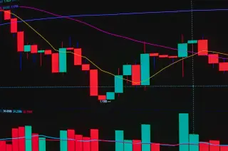 Ilustrasi: Tampilan grafik candlestick saham dan garis tren pada layar digital berlatar gelap.