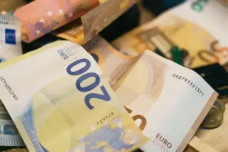 Ilustrasi: Tumpukan uang kertas euro pecahan 200 dan 50 di atas meja.