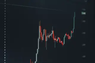 Ilustrasi: Tampilan grafik candlestick pergerakan harga saham dengan latar belakang gelap.