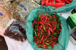 Ilustrasi: Cabai rawit merah dan hijau dalam kantong plastik beserta bumbu dapur lainnya.
