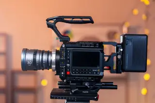 Ilustrasi: Kamera sinema profesional terpasang di atas tripod di dalam ruangan.