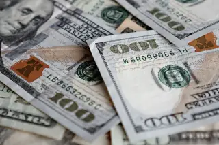 Ilustrasi: Tumpukan uang kertas pecahan seratus dolar Amerika Serikat.