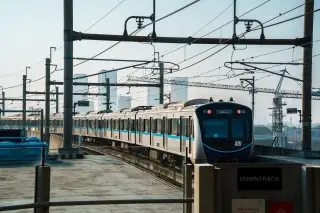 Ilustrasi: Kereta MRT melintas di jalur layang dengan latar belakang gedung-gedung kota Jakarta.