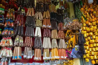 Ilustrasi: Berbagai macam rempah dan bumbu dalam kemasan plastik tergantung rapi di kios pasar.