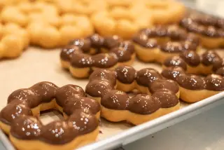Ilustrasi: Deretan donat mochi berlapis cokelat tertata di atas nampan pemanggang.