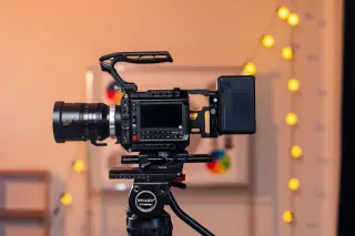 Ilustrasi: Kamera video sinema profesional terpasang pada tripod di dalam studio.