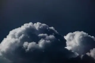 Ilustrasi: Gumpalan awan mendung tebal berwarna gelap di langit.