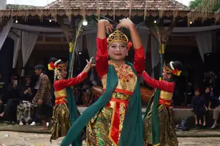 Ilustrasi: Sejumlah penari perempuan mengenakan busana tradisional Jawa saat menari di depan pendopo.