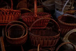 Ilustrasi: Deretan keranjang anyaman rotan dengan berbagai ukuran dan warna.