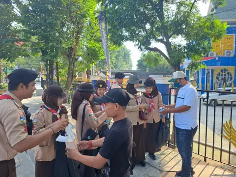 Ikatan Jurnalis Televisi Indonesia (IJTI) Pengda Jambi berkalaborasi dengan Adya Group menggelar aksi sosial dengan membagikan ribuan masker secara gratis, sabt…