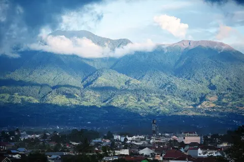 Ilustrasi: Gunung Marapi.