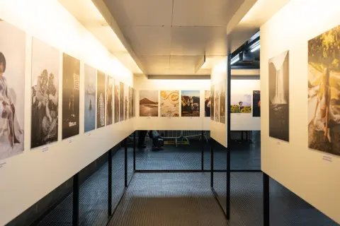 Ilustrasi: Deretan karya foto dipajang di dinding galeri pameran seni yang diterangi lampu.