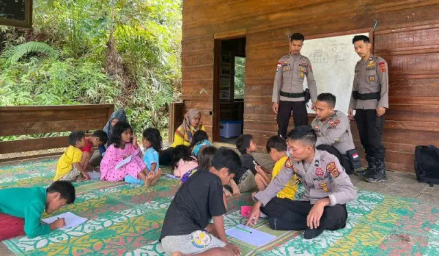 Polisi Rimba Keturunan SAD Ajari Anak-anak SAD Menulis dan Menggambar