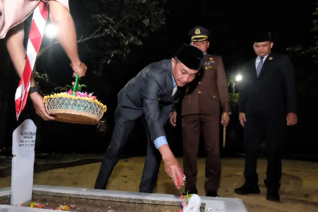 Penjabat Bupati Muaro Jambi Bachyuni Deliansyah Pimpin Apel Penghormatan dan Malam Renungan Suci