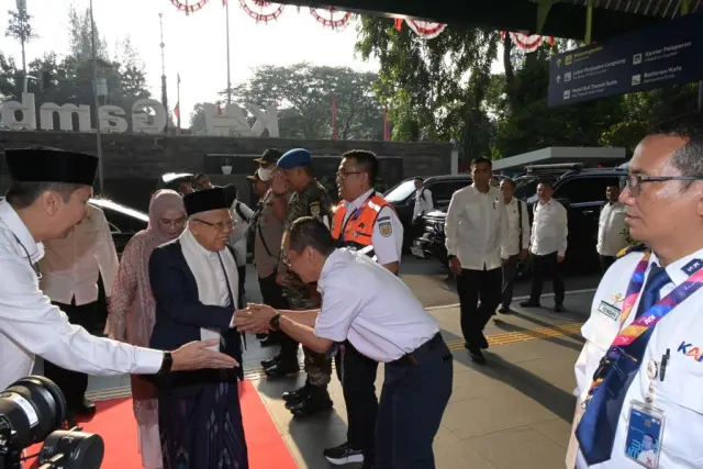 Wapres Lakukan Kunjungan Kerja ke Cirebon Naik Kereta Api.