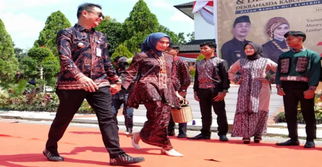 Top Model Kabupaten Muaro Bachyuni Deliansyah dan Fadillah Zahara Peragakan Batik Muaro Jambi.