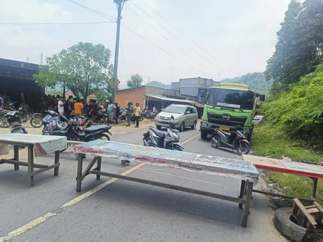 Jalan Bangko-Kerinci Diblokir, Lalu Lintas Macet Total