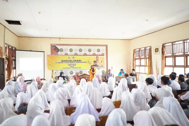 Anggota MPR RI, Saniatul Lativa Sosialisasikan Empat Pilar di SMA 16 Bungo Periok