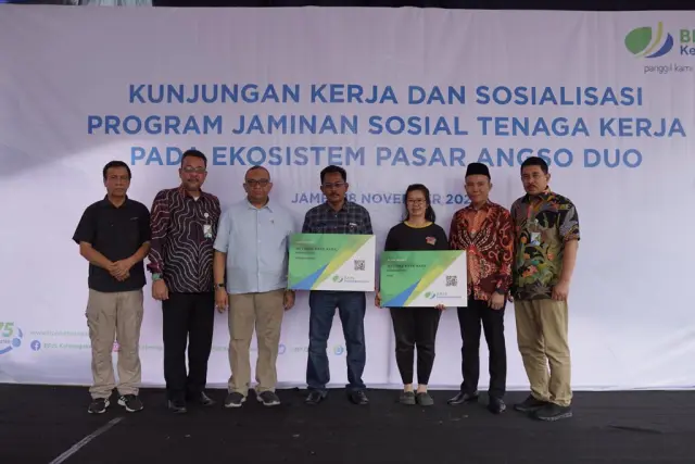 Wamenaker Sosialisasi Program BPJS Ketenagakerjaan di Pasar Angso Duo dan Aurduri