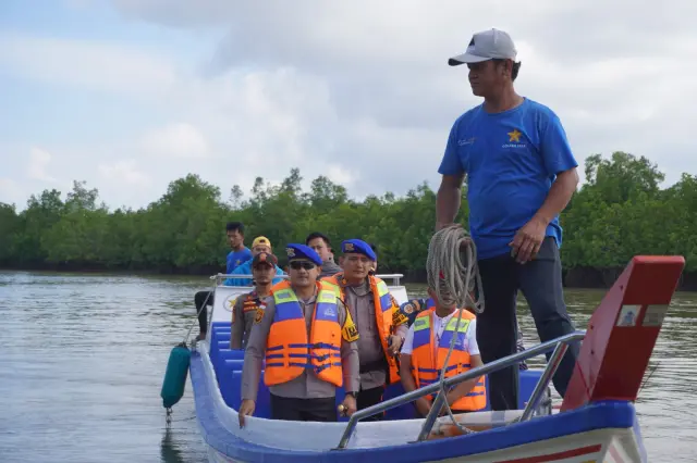 Kapolres Bengkalis Patroli di Pesisir Pantai dan Sambangi Masyarakat Pulau Terluar
