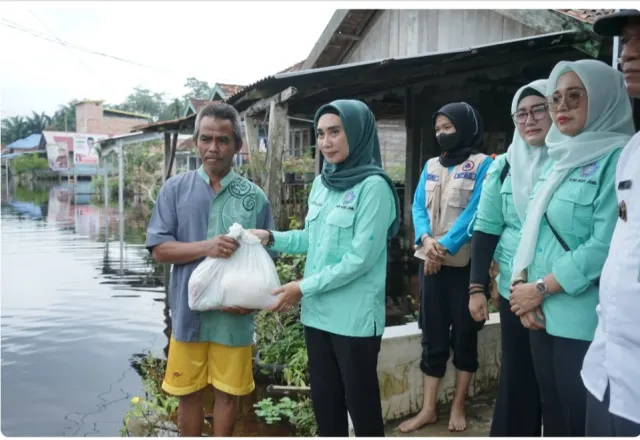 Ketua TP PKK Muaro Jambi Serahkan Bantuan kepada Korban Banjir