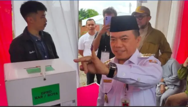 Al Haris dan Hesti Nyoblos Beda Tempat