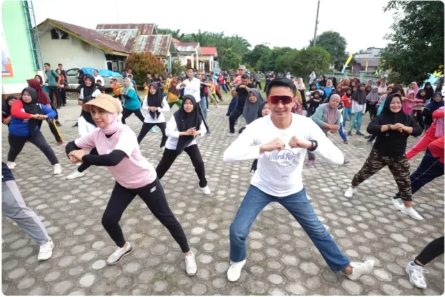 Pj Bupati Muaro Jambi Bachyuni Senam Bersama Warga Sungai Gelam