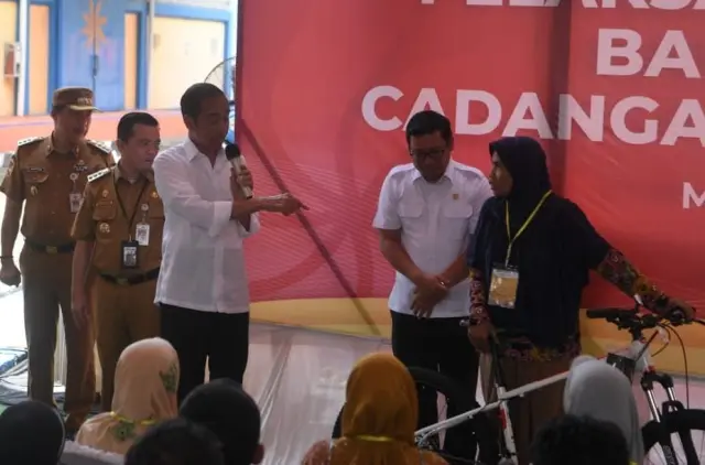 Bertemu Jokowi, Para Janda di Merangin Minta Lowongan Kerja, Penerima Bantuan Beras yang Hafal Pancasila Dapat Sepeda