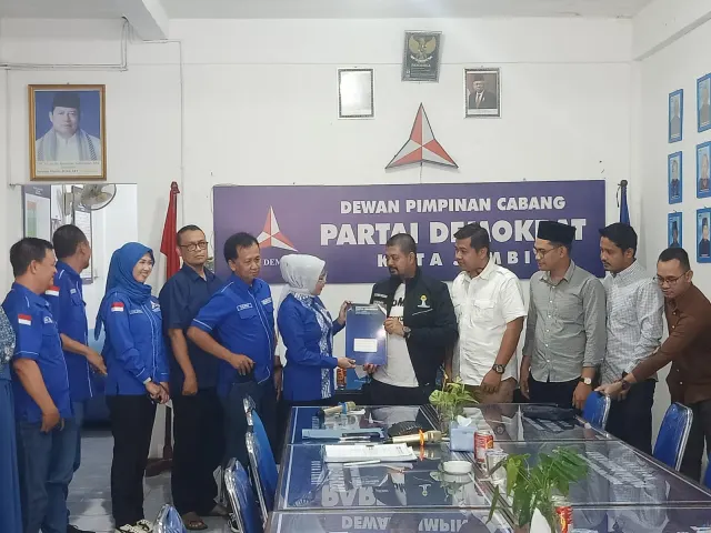 Serius Maju di Pilwako Jambi 2024, Raden Ridwan Muchtar Ambil Formulir di Demokrat