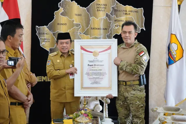 Gubernur Jambi Al Haris Terima Penghargaan dari Densus 88