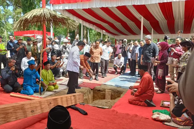 Gubernur Al Haris Lakukan Peletakan Emas Prosesi Tegak Tiang Tuo, Mega Proyek Revitalisasi KCBN Muaro Jambi