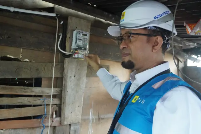 PLN UP3 Jambi Nyalakan Listrik Rumah Siti Aisyah Melalui Program "Light Up The Dream"