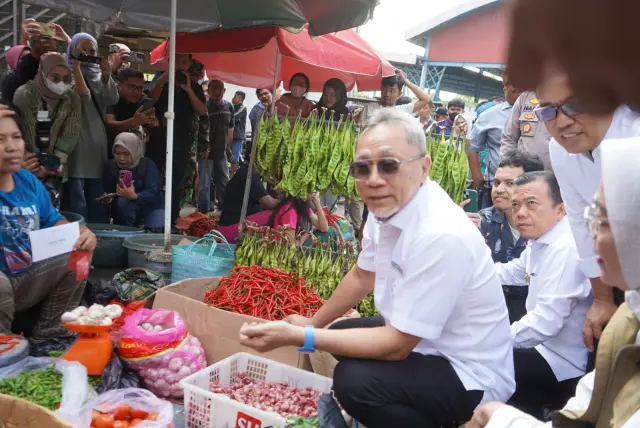 Didampingi Gubernur Jambi, Menteri Perdagangan Zulhas Tinjau Pasar Talang Banjar