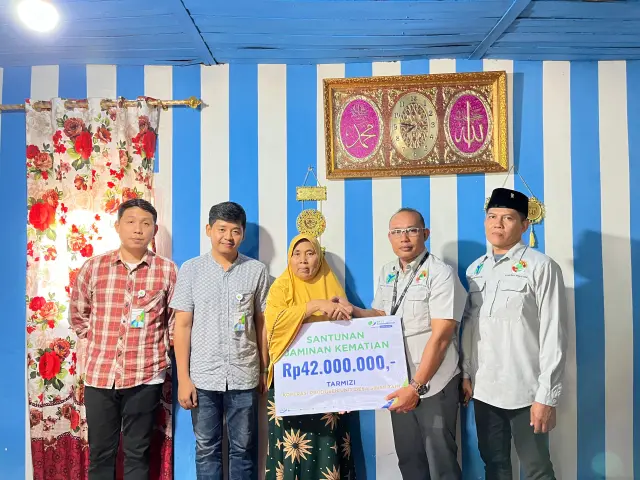 BPJS Ketenagakerjaan Serahkan Santunan Kematian Ahli Waris Anggota KPUD Sinar Tani