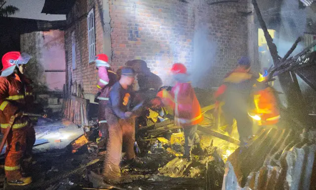 Korsleting Listrik, Rumah Warga Danau Sipin Ludes Di Lahap Si Jago Merah.