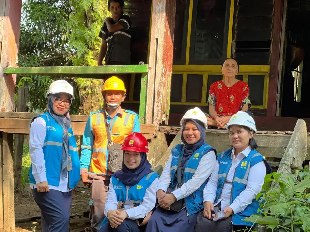 PLN ULP Seberang Kota Berikan Sambungan Listrik Gratis kepada Warga dalam Rangka Hari Listrik Nasional