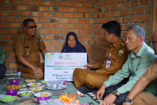 PJ Bupati Muaro Jambi Raden Najmi Berikan Bantuan Kepada Masyarakat Melalui Program Bedah Rumah