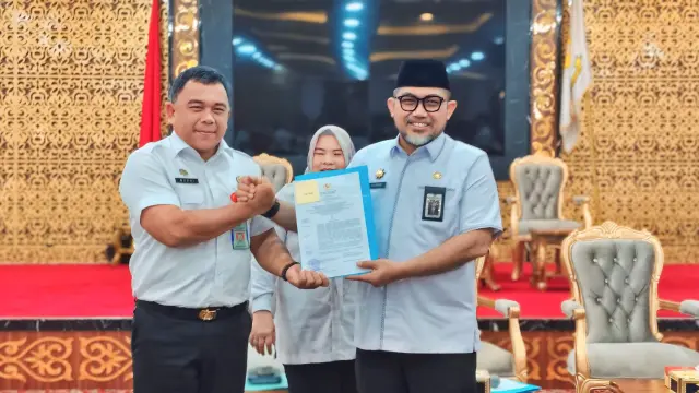 Sekda Budi Hartono Menghadiri Rapat Serah Terima Jabatan.