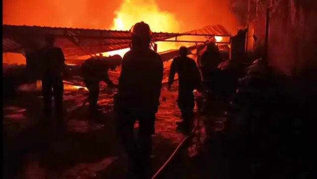 Diduga Akibat Hubungan Pendek Arus Listrik Gudang Penyimpanan Oli Terbakar 7 Unit Pemadam Dikerahkan.