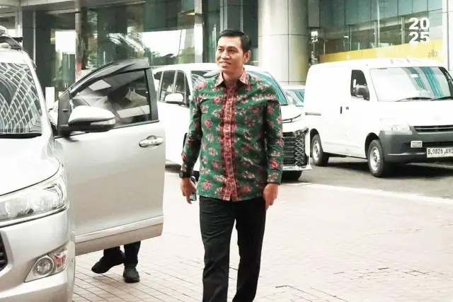 Fadhil Arief Tampil Menawan dengan Batik Jambi